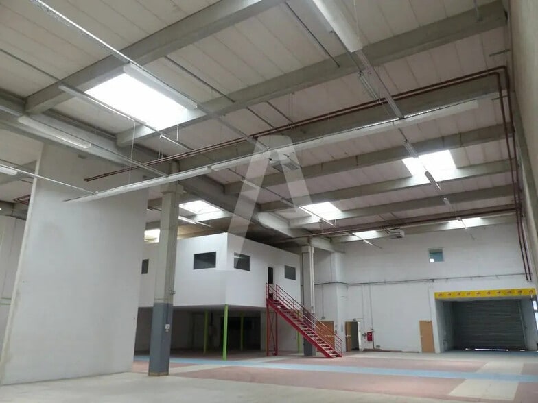 Light Industrial in Lisses to rent - Interior Photo - Image 1 of 8