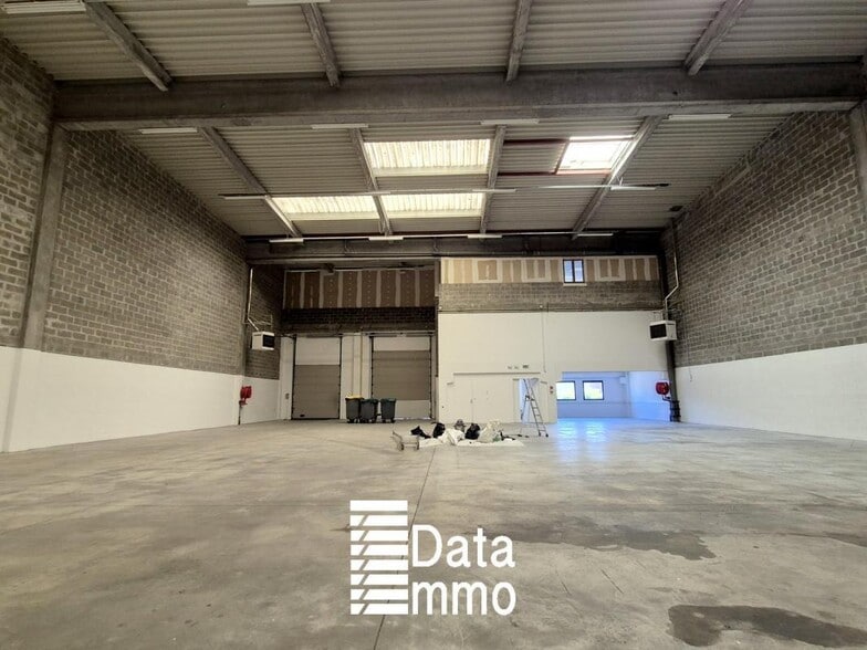 Light Industrial in Lieusaint to rent - Building Photo - Image 3 of 7