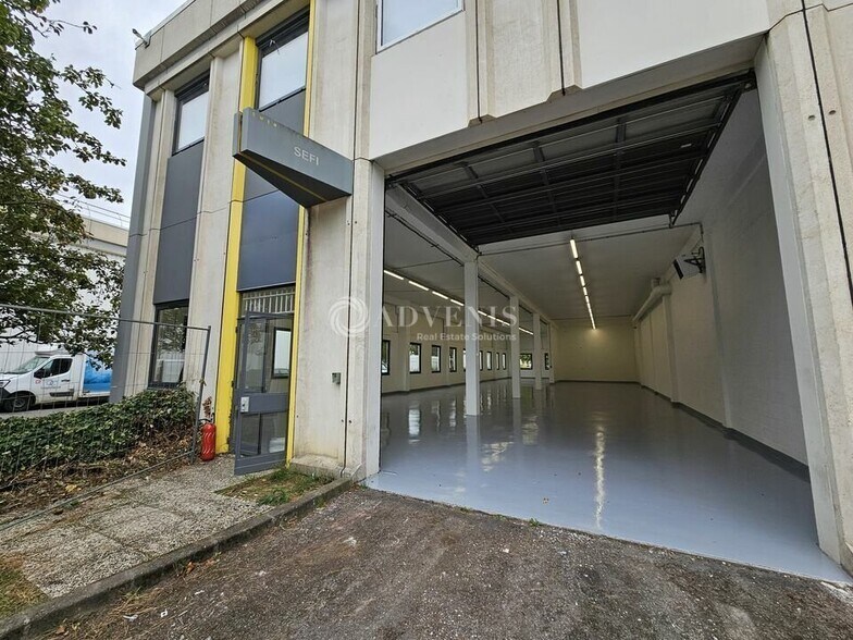Light Industrial in Gennevilliers to rent - Building Photo - Image 1 of 5