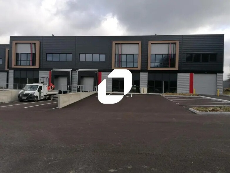 Light Industrial in Saint-Laurent-de-Mure to rent - Building Photo - Image 1 of 9