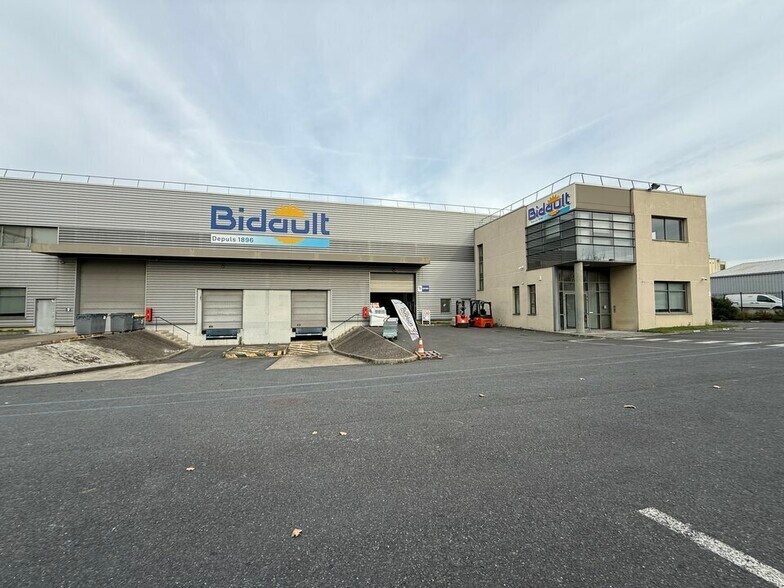 Industrial in Gennevilliers to rent - Building Photo - Image 2 of 12