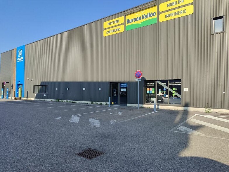 Retail in Bourgoin-Jallieu to rent - Building Photo - Image 2 of 4