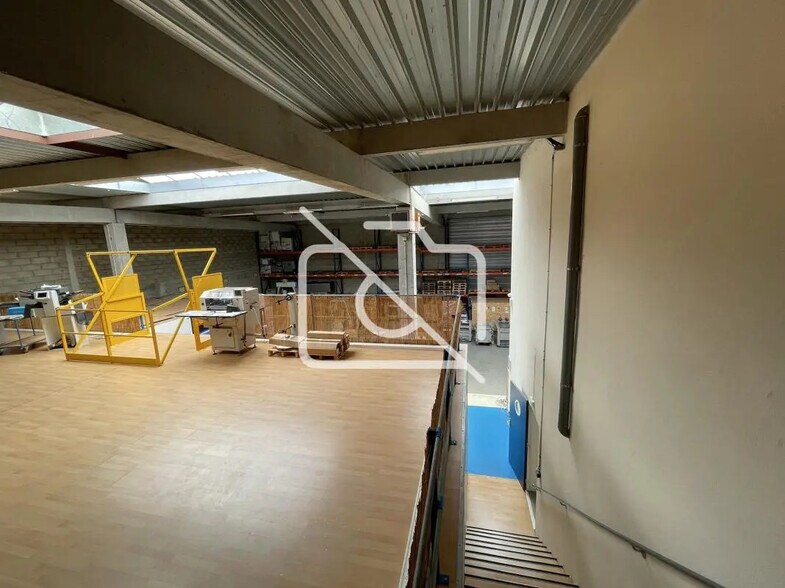 Industrial in Trappes for sale - Interior Photo - Image 2 of 12