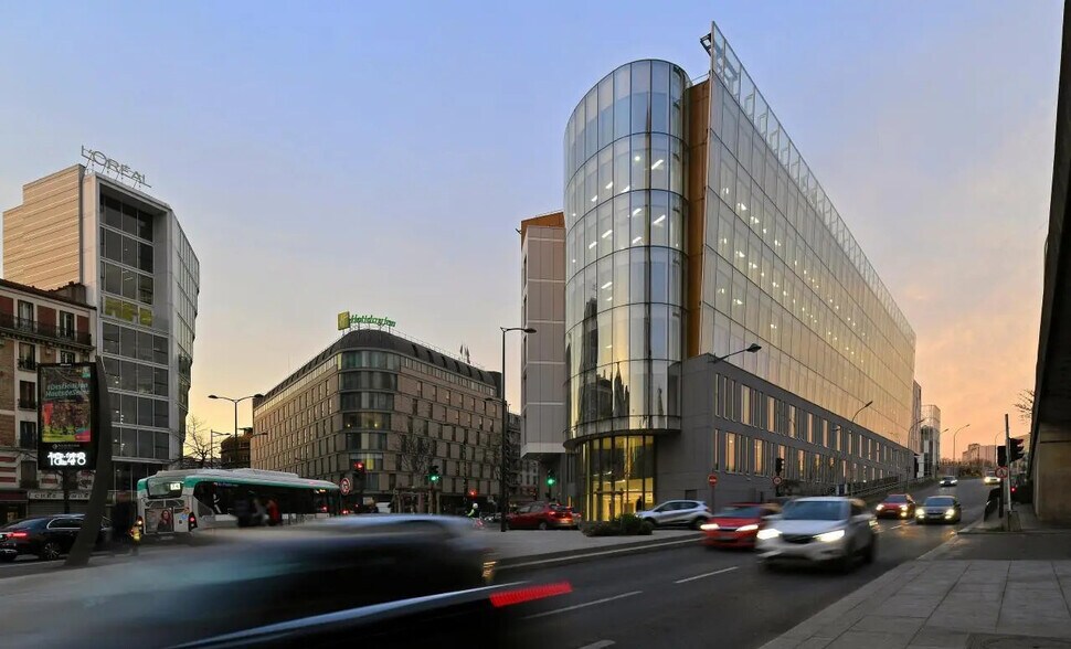 Office in Clichy to rent - Building Photo - Image 2 of 2