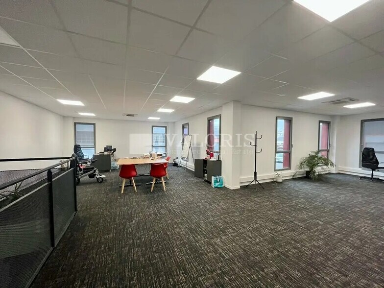 Light Industrial in Chassieu to rent - Interior Photo - Image 3 of 9