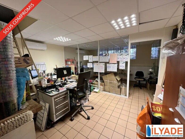 Retail in Manosque for sale - Building Photo - Image 2 of 10