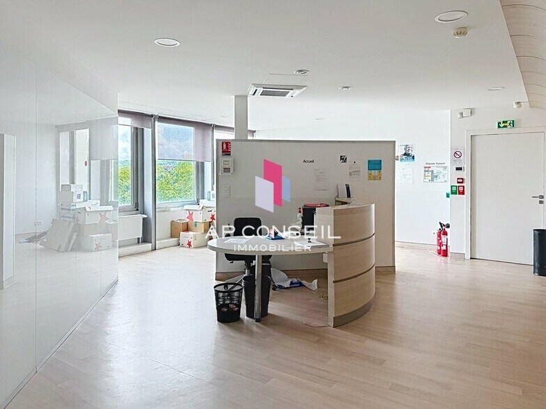 Office in Versailles to rent - Interior Photo - Image 2 of 14
