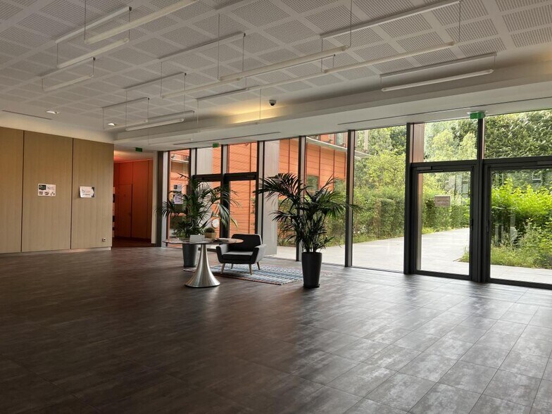 1-11 Rue Du Cottage Tolbiac, Chevilly-Larue to rent - Lobby - Image 2 of 12