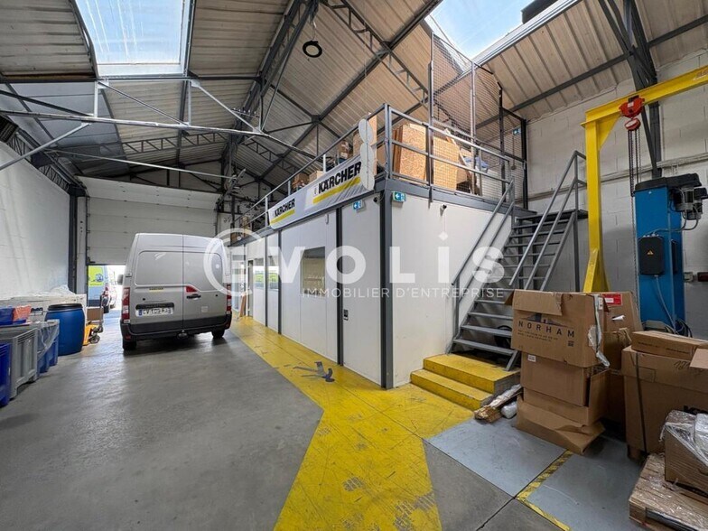 Light Industrial in Vénissieux to rent - Interior Photo - Image 3 of 17