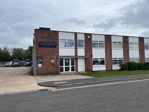 Bone Ln, Newbury to rent Building Photo- Image 1 of 2