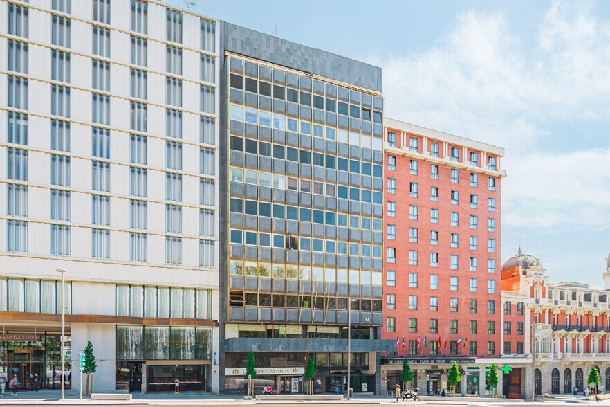 Office in Madrid, Madrid to rent - Building Photo - Image 2 of 3
