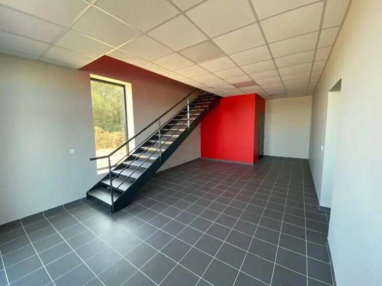 Light Industrial in Marignane for sale - Building Photo - Image 2 of 6