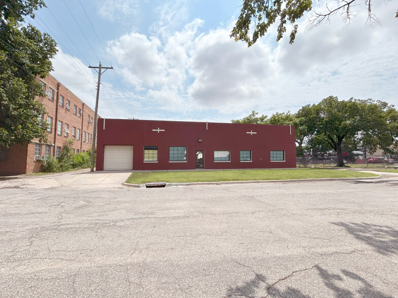 1305 E English St, Wichita, KS for sale - Building Photo - Image 1 of 1