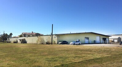 1620 N Main St, Pearland, TX for rent Building Photo- Image 1 of 5