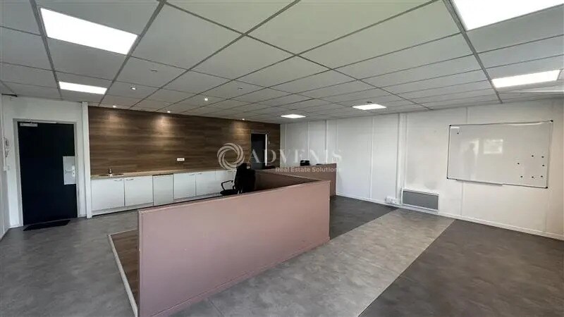 Office in Neuilly-Plaisance to rent Interior Photo- Image 1 of 9