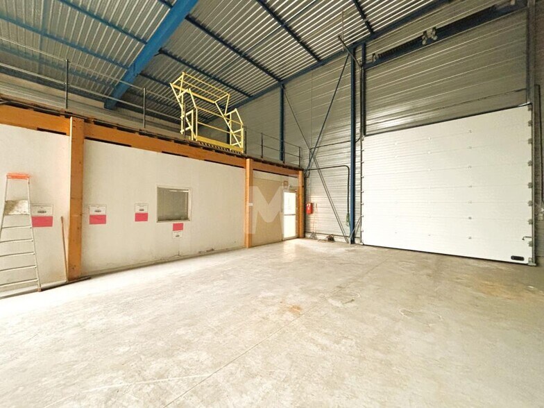 Light Industrial in Morangis to rent - Interior Photo - Image 3 of 9