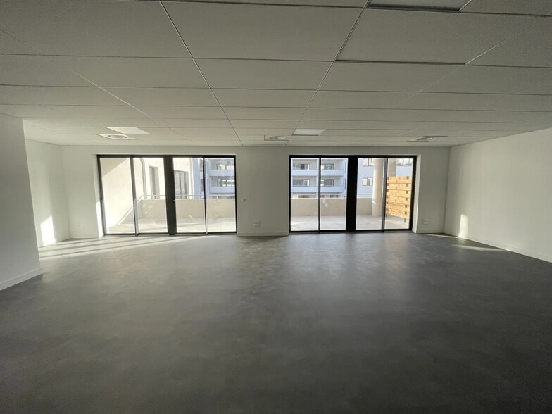 Office in Aubagne to rent - Interior Photo - Image 2 of 7