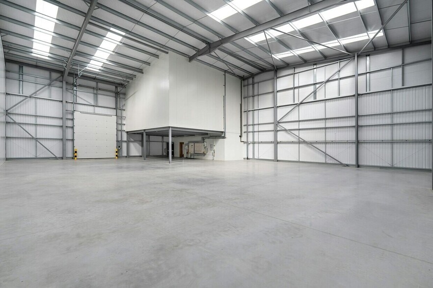 Concord Rd, London to rent - Interior Photo - Image 2 of 10