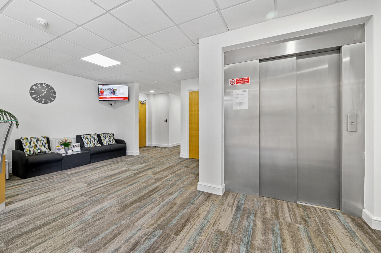 Tetbury Rd, Cirencester to rent Interior Photo- Image 1 of 5