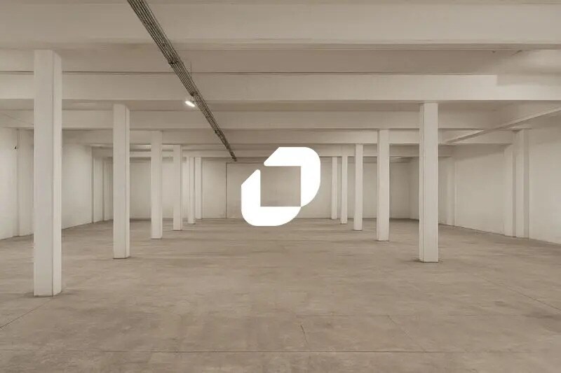 Light Industrial in Montrouge to rent - Interior Photo - Image 2 of 2