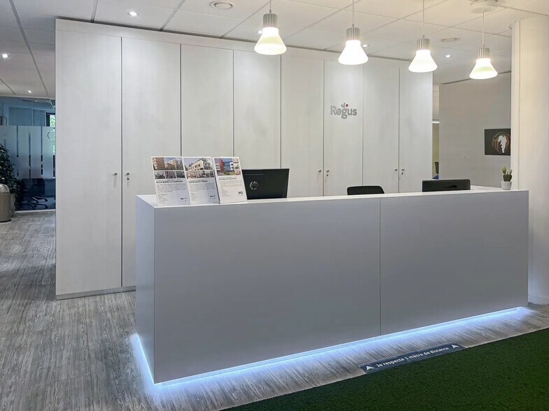 9-11 Rue Gaston Boyer, Reims to rent - Lobby - Image 3 of 29