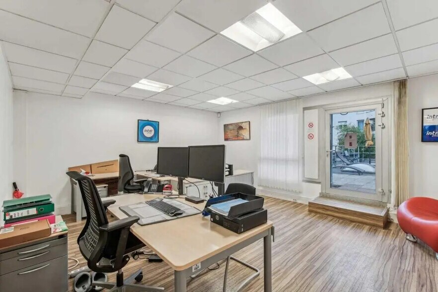 18 Rue Trézel, Levallois-Perret to rent - Building Photo - Image 2 of 6