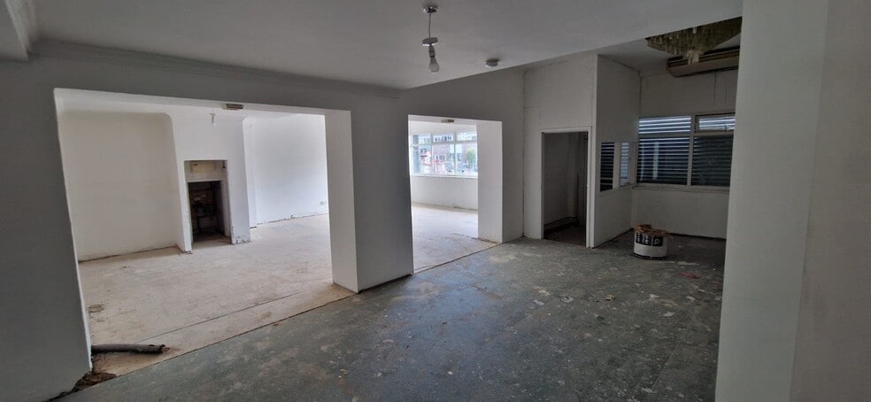 12-13 Weston Sq, Macclesfield to rent - Building Photo - Image 3 of 11