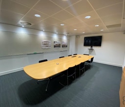 Summer Rd, Thames Ditton to rent Interior Photo- Image 1 of 5