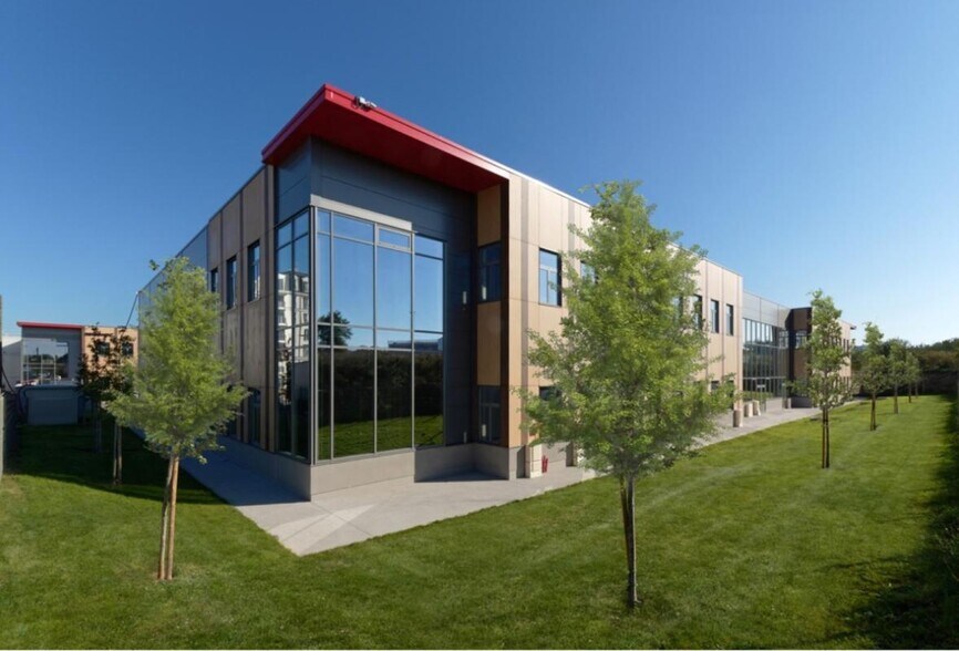 7/11 Allée Des Carrieres, Le Blanc-Mesnil to rent - Building Photo - Image 1 of 7