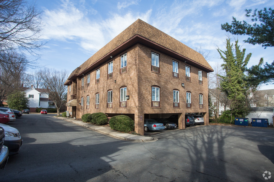 201 Park Washington Ct, Falls Church, VA for rent - Primary Photo - Image 1 of 9