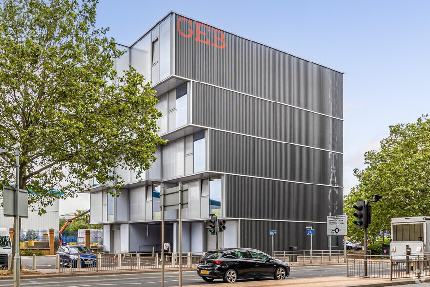 599 Woolwich Rd, London to rent - Primary Photo - Image 1 of 3