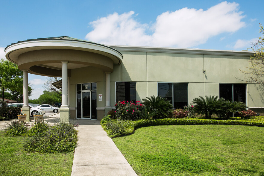 7127 Somerset Rd, San Antonio, TX for sale - Building Photo - Image 1 of 1