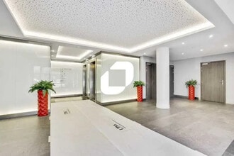 Office in Levallois-Perret to rent Lobby- Image 1 of 14