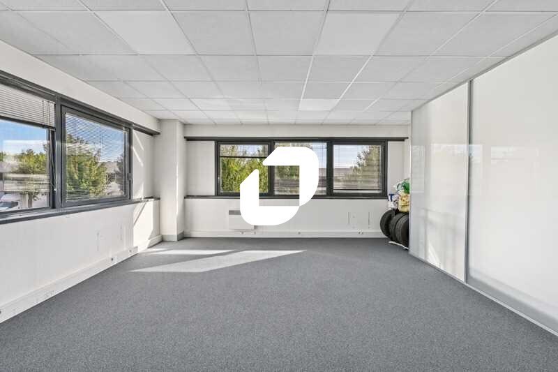 Office in Roissy-en-France to rent - Interior Photo - Image 1 of 12