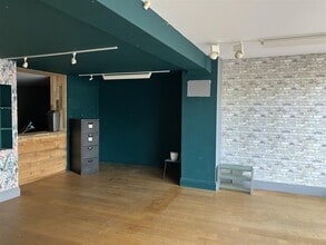 Victoria Pl, Axminster to rent Interior Photo- Image 1 of 6