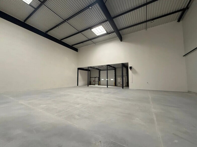 Light Industrial in Osny to rent - Interior Photo - Image 2 of 9