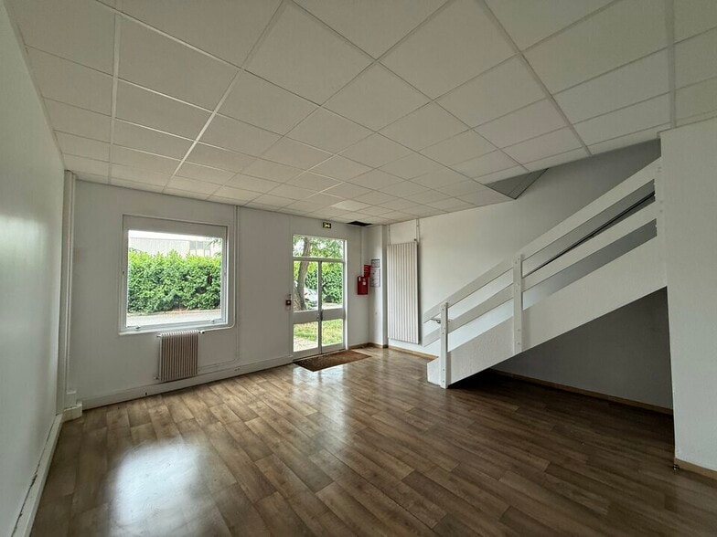 114 Avenue Louis Roche, Gennevilliers to rent - Building Photo - Image 3 of 20