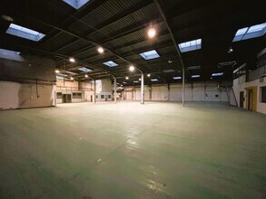 Light Industrial in Palaiseau to rent Building Photo- Image 2 of 8