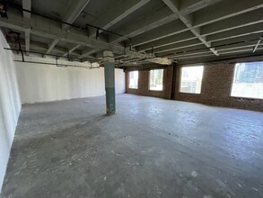 818 W 7th St, Los Angeles, CA for rent Interior Photo- Image 1 of 3