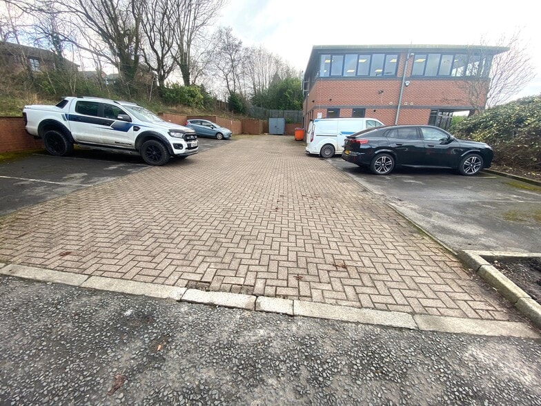 Falcon Ct, Accrington to rent - Building Photo - Image 3 of 8