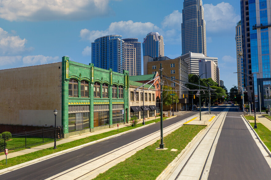 402 W Trade St, Charlotte, NC for rent - Building Photo - Image 1 of 8