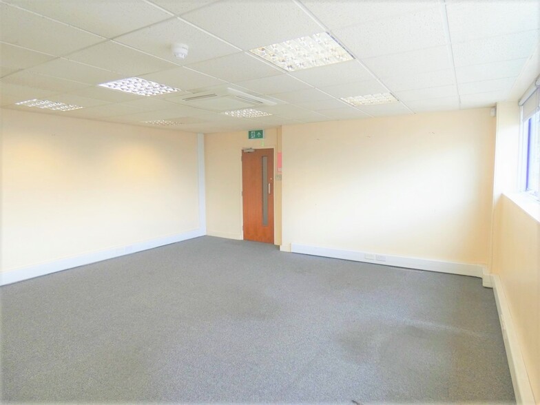 Great West Rd, Brentford for rent - Building Photo - Image 3 of 6