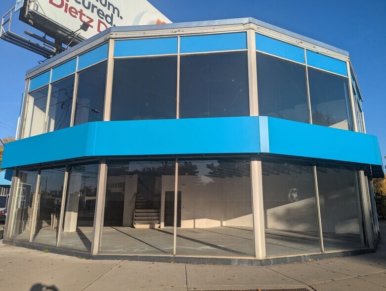 Sozio Portfolio portfolio of 2 properties for sale on LoopNet.co.uk - Building Photo - Image 2 of 26