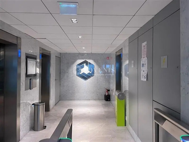 Office in Courbevoie to rent - Building Photo - Image 2 of 12