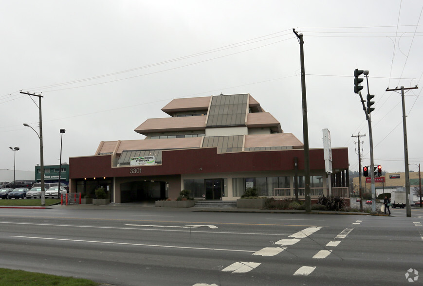 3301 Douglas St, Saanich, BC for rent - Building Photo - Image 3 of 4