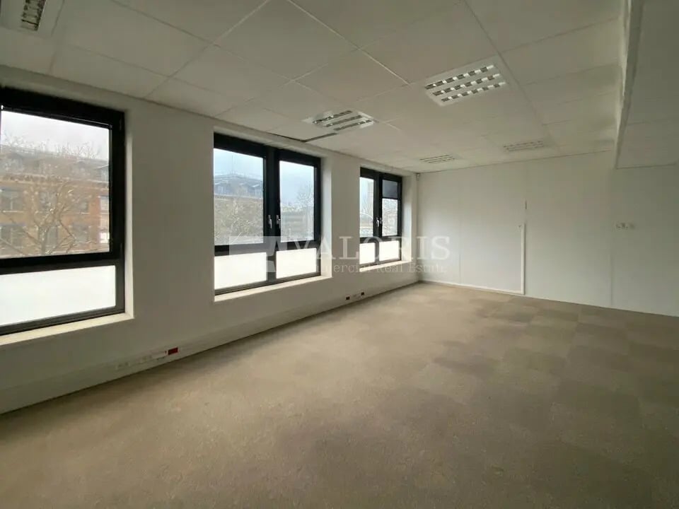 Office in Lyon to rent Interior Photo- Image 1 of 7