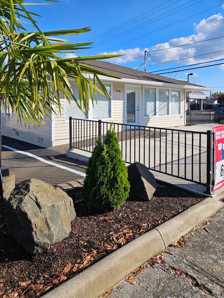 1206 NE Adams St, Mcminnville, OR for rent - Primary Photo - Image 1 of 8