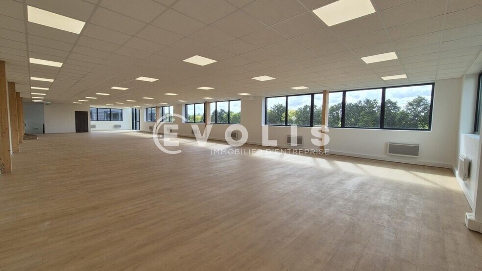 Office in Serris to rent - Interior Photo - Image 1 of 6