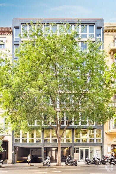 Office in Barcelona, Barcelona to rent - Building Photo - Image 3 of 7