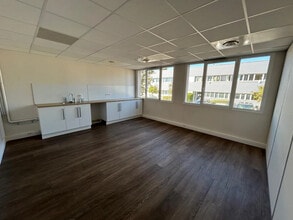 Office in Marseille to rent Building Photo- Image 2 of 2